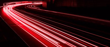 Geceleri araba ışıkları yanar. uzun pozlama