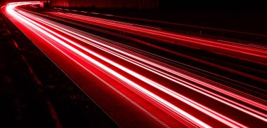 Geceleri araba ışıkları yanar. uzun pozlama