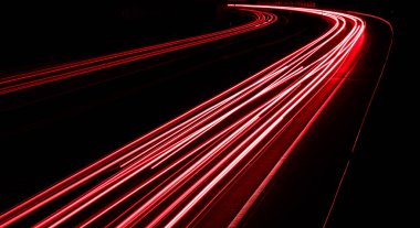 Geceleri araba ışıkları yanar. uzun pozlama