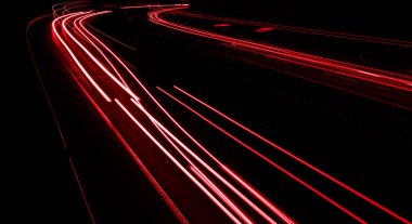 Geceleri araba ışıkları yanar. uzun pozlama