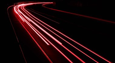 Geceleri araba ışıkları yanar. uzun pozlama