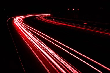 Geceleri araba ışıkları yanar. uzun pozlama