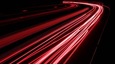 Geceleri araba ışıkları yanar. uzun pozlama