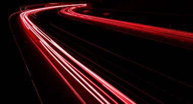 Geceleri araba ışıkları yanar. uzun pozlama