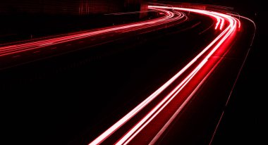 Geceleri araba ışıkları yanar. uzun pozlama