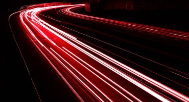 Geceleri araba ışıkları yanar. uzun pozlama