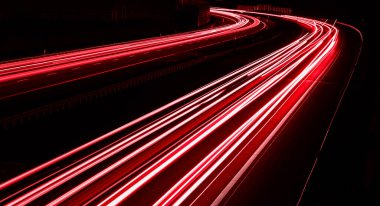 Geceleri araba ışıkları yanar. uzun pozlama