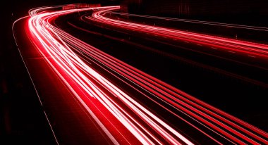 Geceleri araba ışıkları yanar. uzun pozlama