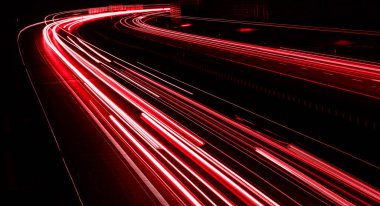 Geceleri araba ışıkları yanar. uzun pozlama