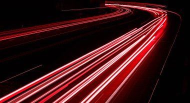 Geceleri araba ışıkları yanar. uzun pozlama