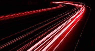 Geceleri araba ışıkları yanar. uzun pozlama