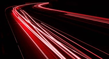 Geceleri araba ışıkları yanar. uzun pozlama