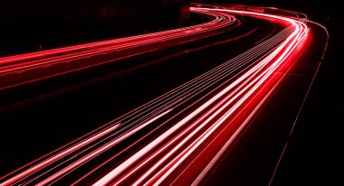 Geceleri araba ışıkları yanar. uzun pozlama