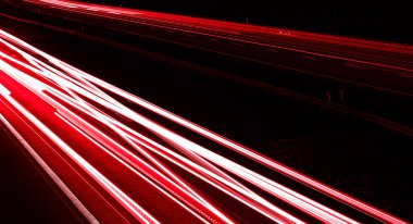 Geceleri araba ışıkları yanar. uzun pozlama