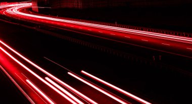 Geceleri araba ışıkları yanar. uzun pozlama