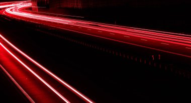 Geceleri araba ışıkları yanar. uzun pozlama