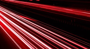 Geceleri araba ışıkları yanar. uzun pozlama