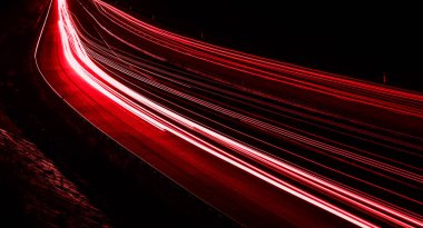 Geceleri araba ışıkları yanar. uzun pozlama