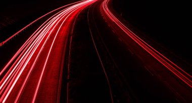 Geceleri araba ışıkları yanar. uzun pozlama