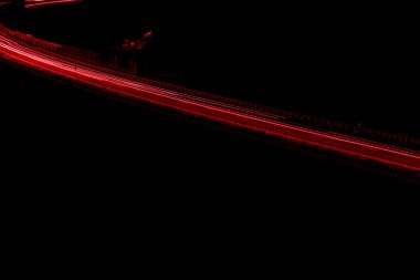 Geceleri araba ışıkları yanar. uzun pozlama