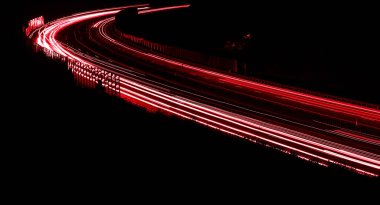 Geceleri araba ışıkları yanar. uzun pozlama