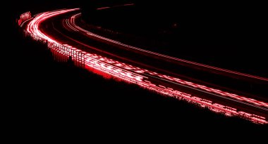 Geceleri araba ışıkları yanar. uzun pozlama