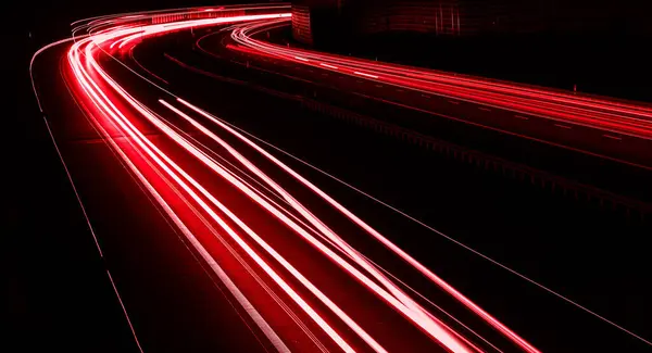 Geceleri araba ışıkları yanar. uzun pozlama