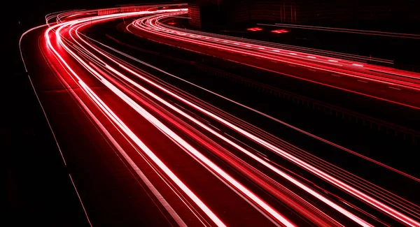 Geceleri araba ışıkları yanar. uzun pozlama