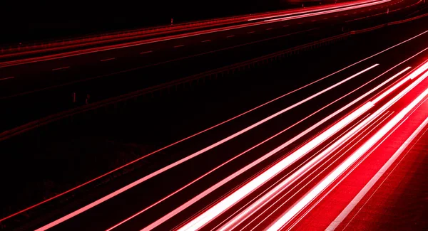 Geceleri araba ışıkları yanar. uzun pozlama