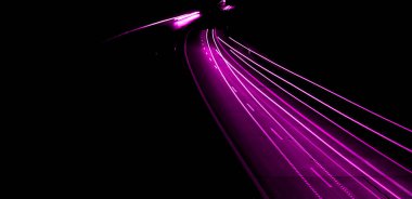 Geceleri mor araba ışıkları. uzun pozlama