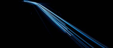 Geceleri mavi araba ışıkları. uzun pozlama