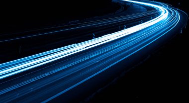 Geceleri mavi araba ışıkları. uzun pozlama