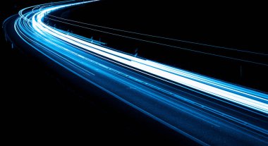 Geceleri mavi araba ışıkları. uzun pozlama