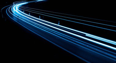 Geceleri mavi araba ışıkları. uzun pozlama