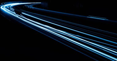 Geceleri mavi araba ışıkları. uzun pozlama