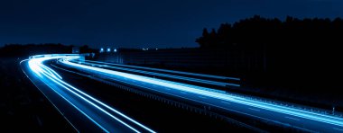 Geceleri mavi araba ışıkları. uzun pozlama