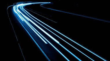 Geceleri mavi araba ışıkları. uzun pozlama