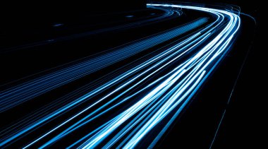 Geceleri mavi araba ışıkları. uzun pozlama