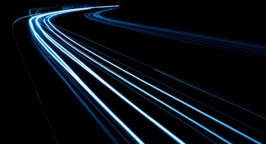 Geceleri mavi araba ışıkları. uzun pozlama