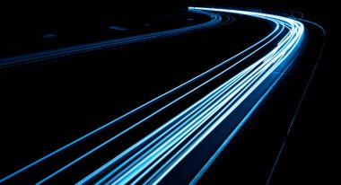 Geceleri mavi araba ışıkları. uzun pozlama