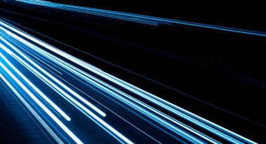 Geceleri mavi araba ışıkları. uzun pozlama