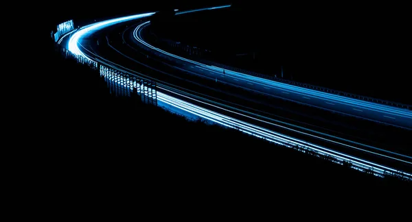 夜は青い車のライト 長時間露光 — ストック写真