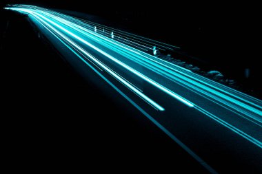 Geceleri mavi araba ışıkları. uzun pozlama