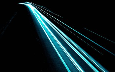 Geceleri mavi araba ışıkları. uzun pozlama