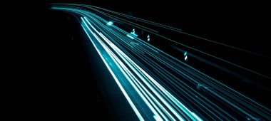 Geceleri mavi araba ışıkları. uzun pozlama