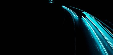 Geceleri mavi araba ışıkları. uzun pozlama