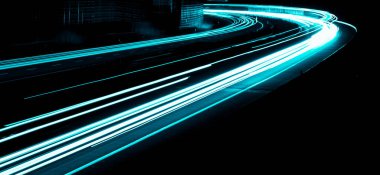 Geceleri mavi araba ışıkları. uzun pozlama