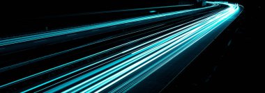 Geceleri mavi araba ışıkları. uzun pozlama