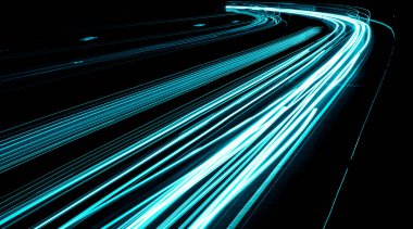 Geceleri mavi araba ışıkları. uzun pozlama