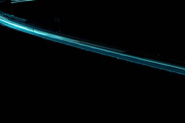 Geceleri mavi araba ışıkları. uzun pozlama